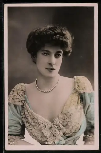 Foto-AK Atelier Reutlinger, Paris: Brandes, Portrait mit Perlenkette