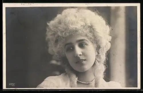Foto-AK Atelier Reutlinger, Paris: Junge Dame mit hellblonden Locken, Portrait