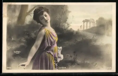 Foto-AK Atelier Reutlinger, Paris: Lutéce im Kleid posierend