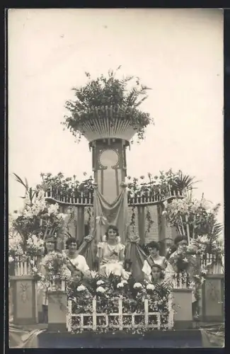 Foto-AK Troyes, 4. Juli1926, Damen auf einem blumengeschmückten Podium