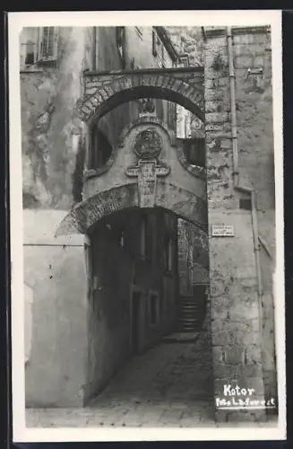 AK Kotor, Gasse mit Doppel-Torbogen
