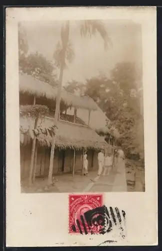 Foto-AK Philippinen, Traditionelles Haus mit westlichen Bewohnern