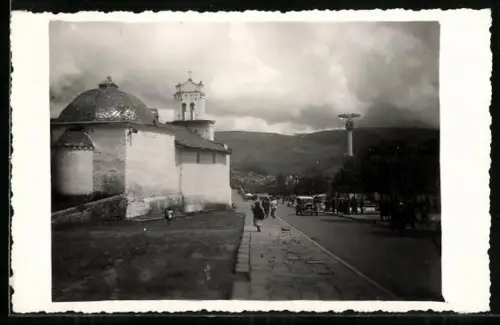 AK Quito, Strassenpartie mit Kirche