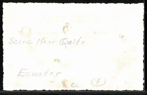 AK Quito, Strassenpartie mit Kirche