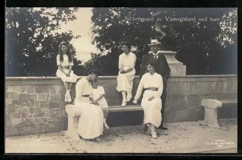 AK Hertigparet av Västergötland med barn, das schwedische Herzogspaar mit ihren Kindern