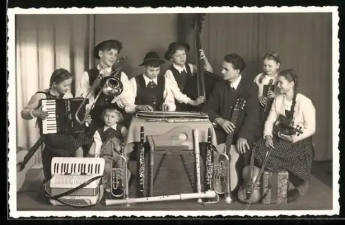 Foto-AK Reutte, Die Engelkinder mit ihrem Vater Fritz Engel, Trachtenkapelle