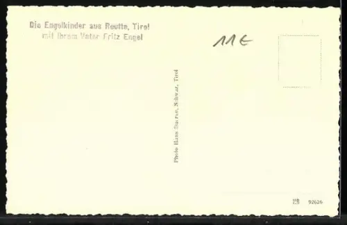 Foto-AK Reutte, Die Engelkinder mit ihrem Vater Fritz Engel, Trachtenkapelle