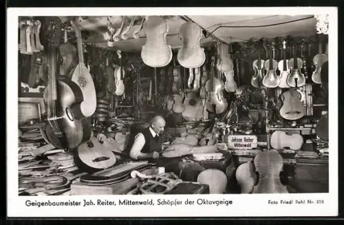 AK Mittenwald, Geigenbaumeister Joh. Reiter, der Schöpfer der Oktavgeige in seiner Werkstatt, Geigen, Gitarren und Celli