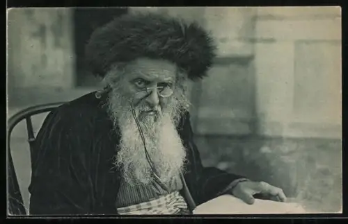 AK alter jüdischer Mann mit Pelzhut und Kneifer liest in einem Buch