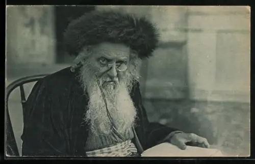 AK alter jüdischer Mann mit Pelzhut und Kneifer liest in einem Buch