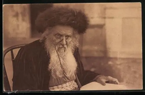 AK alter jüdischer Mann mit Pelzhut und Kneifer liest in einem Buch