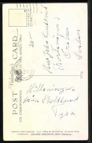 AK Mann in schottischer Landestracht spielt Dudelsack