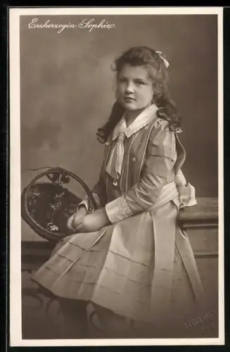 AK Erzherzogin Sophie von Österreich im hübschen Kleid mit Körbchen