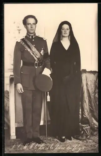 Foto-AK Astrid von Belgien in schwarz und der König in Uniform
