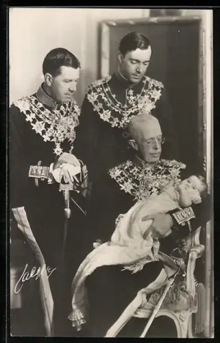 AK Vier Generationen, König Gustav V. von Schweden hält sein Urenkelkind im Arm