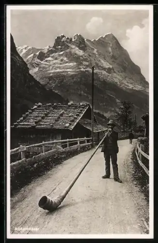 AK Alphornbläser auf Bergstrasse vor Alpenkulisse