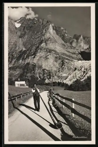 AK Alphornbläser auf einem Weg in den Bergen