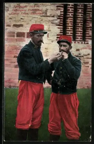 AK Kriegsgefangene Franzosen geben sich gegenseitig Feuer, 1914-15