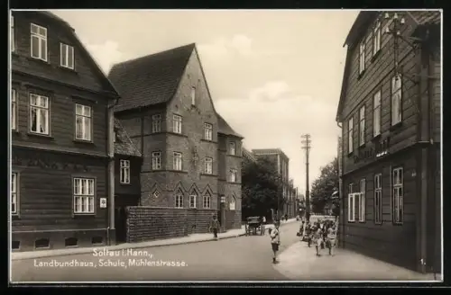 AK Soltau i. Hann., Mühlenstrasse mit Landbundhaus und Schule