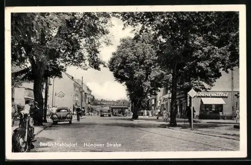 AK Berlin-Mahlsdorf, Hönower Strasse mit Lebensmittelgeschäft, VW Käfer
