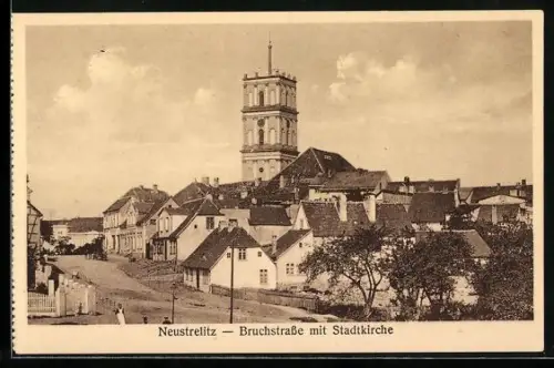 AK Neustrelitz, Bruchstrasse mit Stadtkirche