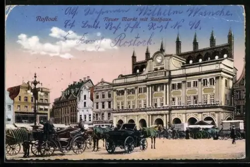 AK Rostock, Neuer Markt mit Rathaus und Kutschen