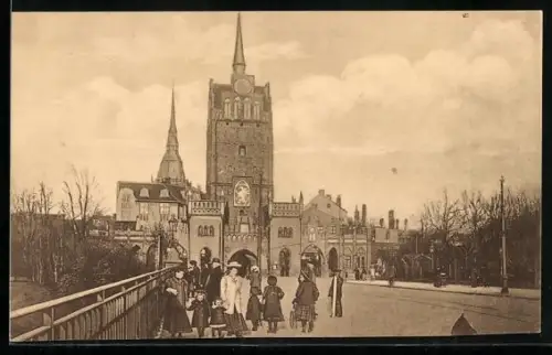 AK Rostock, Passanten vor dem Kröpeliner Tor