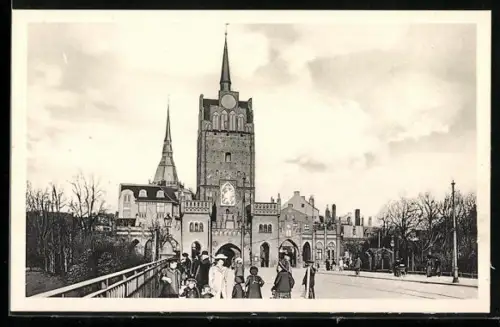 AK Rostock, Kröpeliner Tor mit Personen