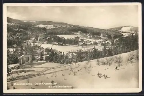 AK Ober-Krummhübel /Riesengebirge, Panorama mit Heldendenkmal im Schnee
