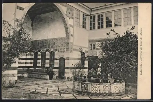AK Damas, Intérieur de Cour de Maison