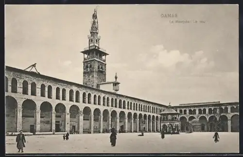 AK Damas, La Mosquée, La cour