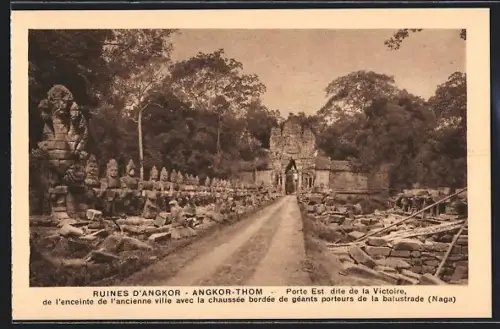 AK Angkor-Thom, Ruines d`Angkor, Porte Est dite de la Victore de l`enceinte de l`ancienne ville avec la chaussée