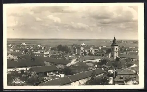 AK Pecky, Über die Dächer der Stadt mit Umland