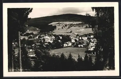 AK Zelezná Ruda /Sumava, Blick aus dem Wald über den Ort