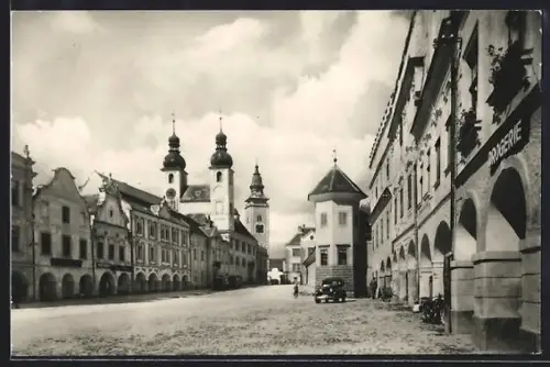 AK Telc, Strassenpartie mit Kirche