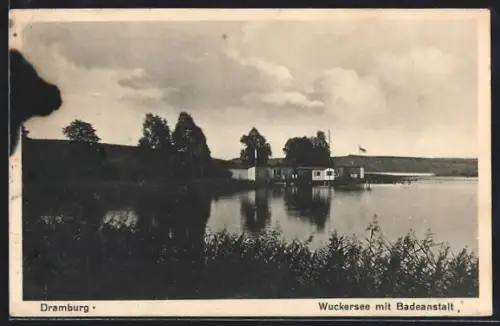 AK Dramburg, Wuckersee mit Badeanstalt