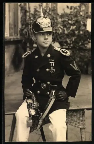 Foto-AK Knabe in Uniform mit Pickelhaube und Eisernem Kreuz