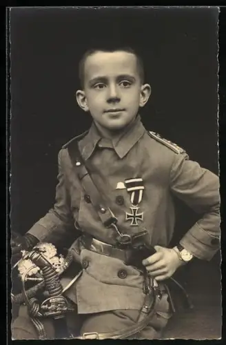 Foto-AK Knabe in Uniform mit Eisernem Kreuz