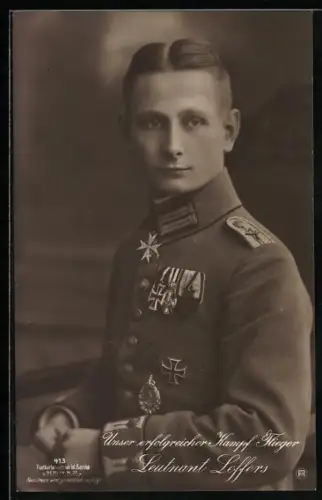 Foto-AK Sanke Nr. 413: Kampfflieger Leutnant Leffers in Uniform mit Flugzeugführerabzeichen und Pour le Merite