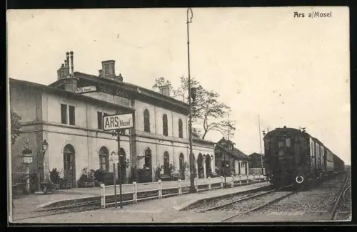 AK Ars a. M., Bahnhof von der Gleisseite