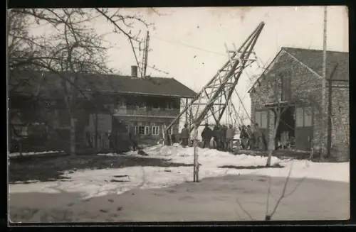 Foto-AK Neuhofen i. Innskreis, Umgestürzter Mast im Ort