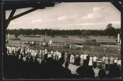 AK Frankfurt-Niederrad, Auf der Rennbahn, Pferderennen