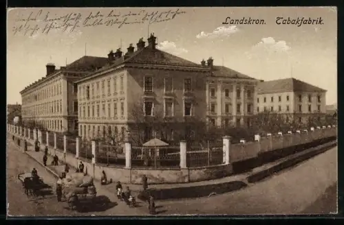 AK Landskron, Tabakfabrik mit Strasse und beladenem Fuhrwerk aus der Vogelschau