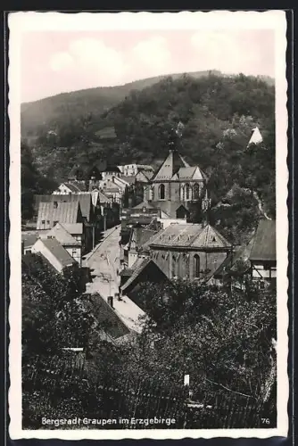 AK Graupen im Erzgebirge, Strassenpartie mit Kirche