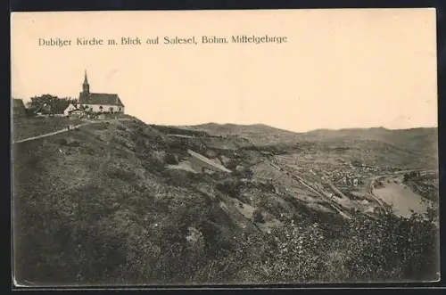 AK Salesel /Böhm. Mittelgebirge, Dubitzer Kirche mit Blick auf den Ort