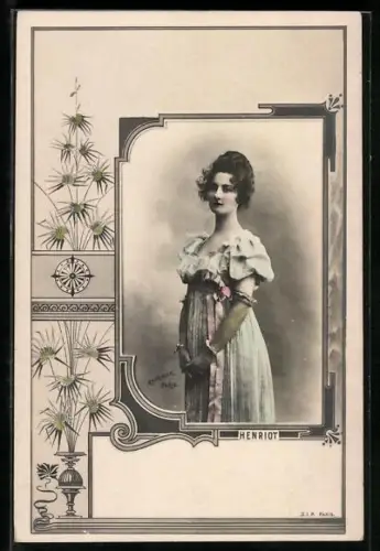 Foto-AK Atelier Reutlinger, Paris: Junge Frau im Kleid mit Armschmuck