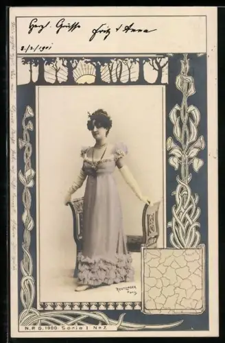 Foto-AK Atelier Reutlinger, Paris Serie 1, No. 7: Frau im Kleid vor zwei Stühlen