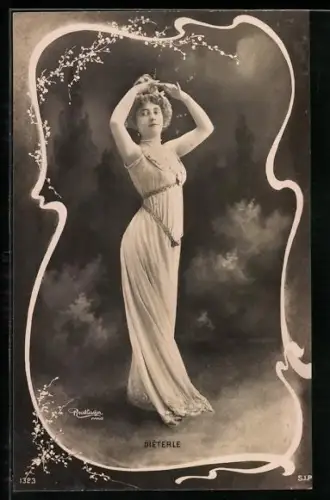 Foto-AK Atelier Reutlinger, Paris: Diéterle im Kleid porträtiert