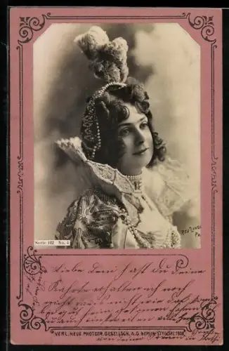 Foto-AK Atelier Reutlinger, Paris Serie 102, No. 4: Portrait einer Frau mit Perlenkette und extravagantem Kopfschmuck