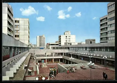 AK Frankfurt am Main, Nordwest-Stadt, Einkaufszentrum mit Passanten